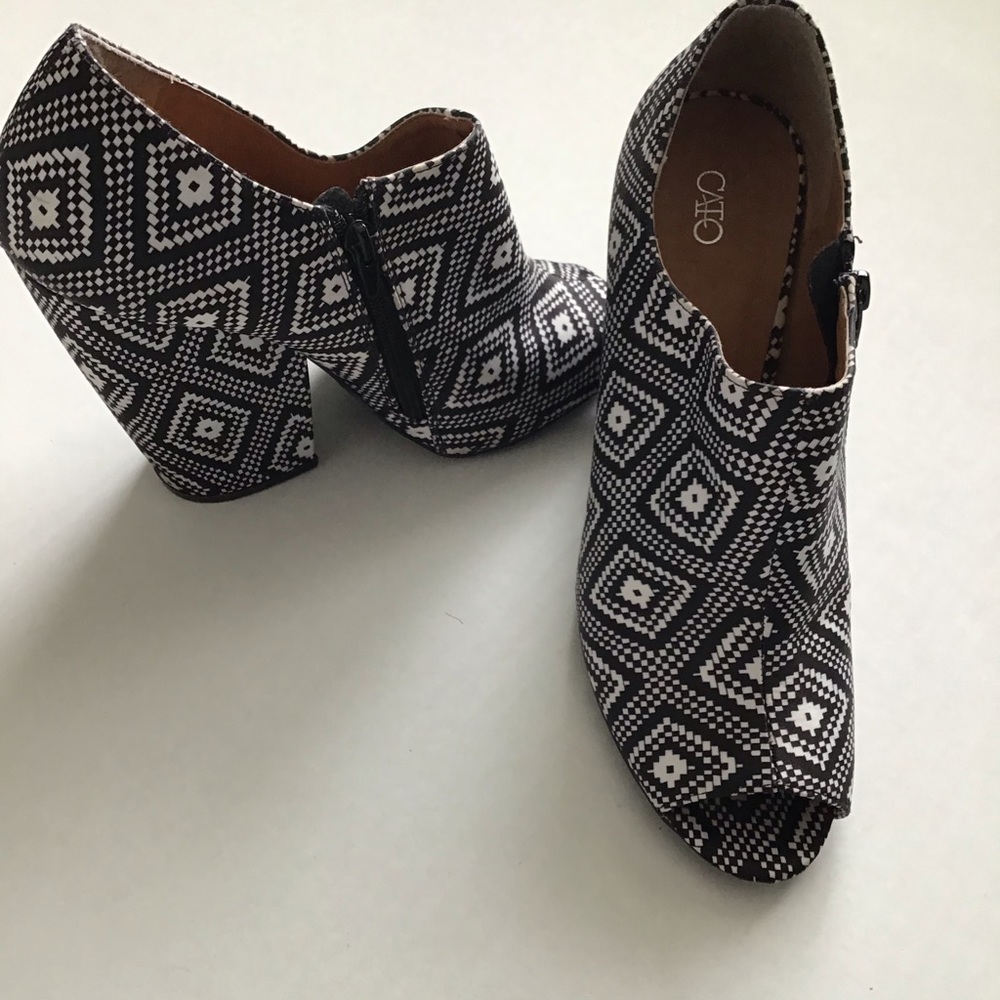 Qupid Black and White Ankle Booties with Geometric Design